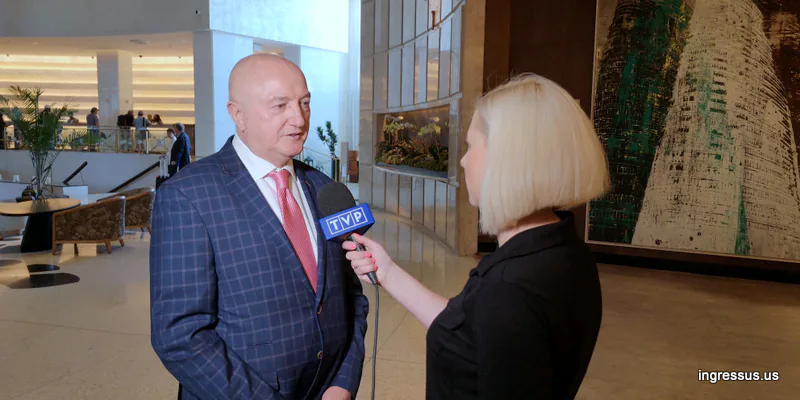 Reporter with a TVP microphone interviewing a congress guest in the hotel lobby in Miami Beach