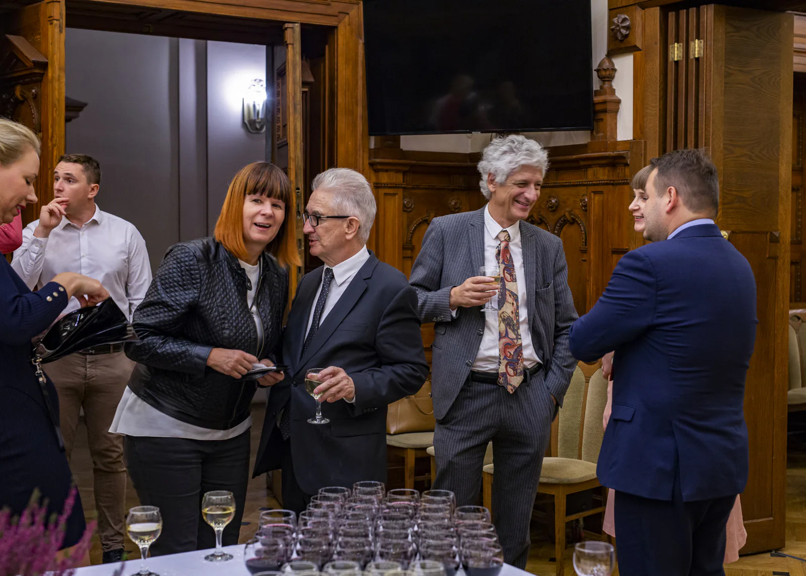 Congress guests chatting over glasses of wine at the evening reception
