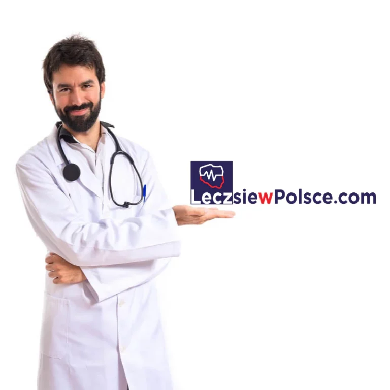 Smiling doctor in a white coat with a stethoscope presenting the LeczsiewPolsce.com logo