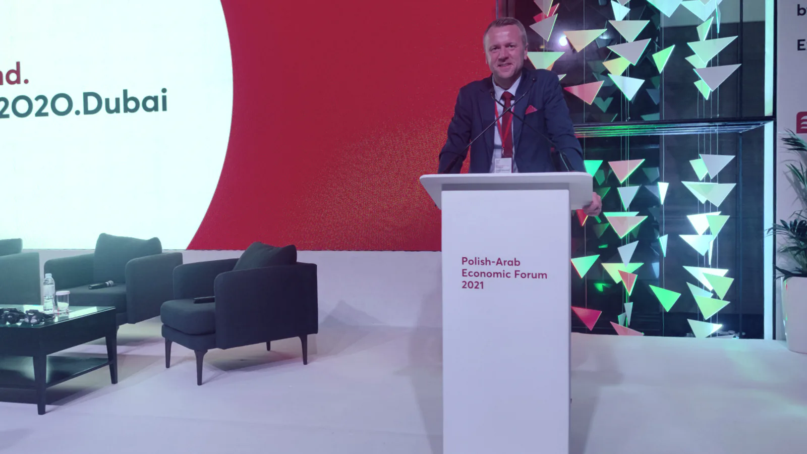 Speaker at the Polish-Arab Economic Forum 2021 lectern on the Poland Expo2020 Dubai stage
