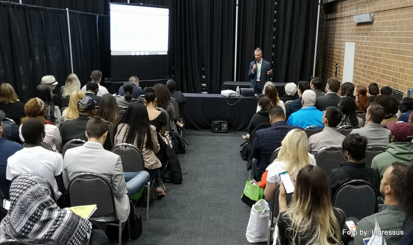 Speaker with a microphone addressing a full workshop room at Small Business Expo 2019 in Chicago