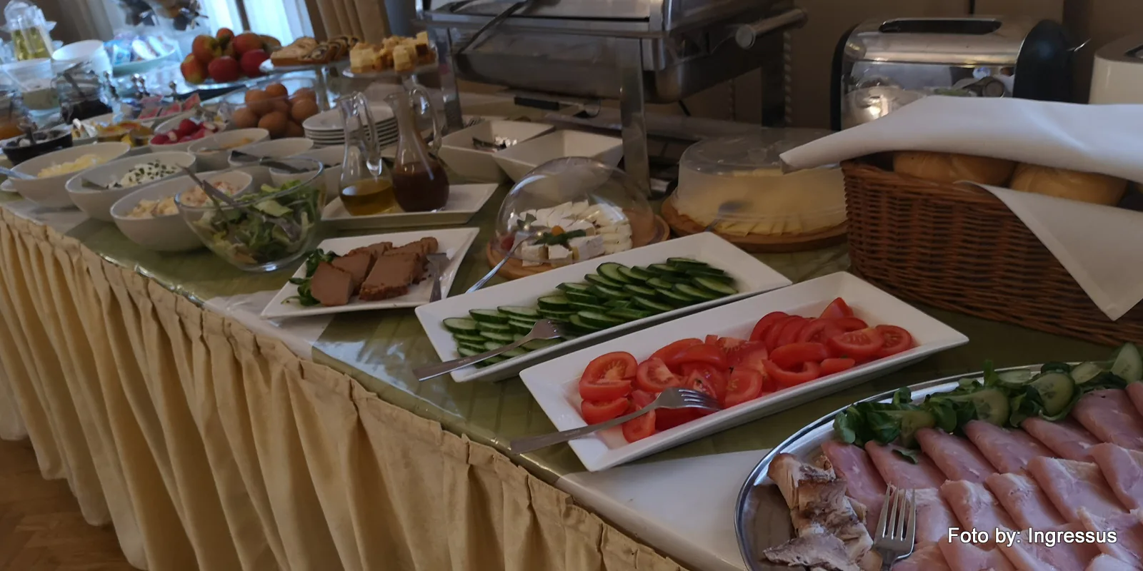 Hotel breakfast buffet with tomatoes, cucumbers, cold cuts, salads, cheese and bread during the 2019 study tour