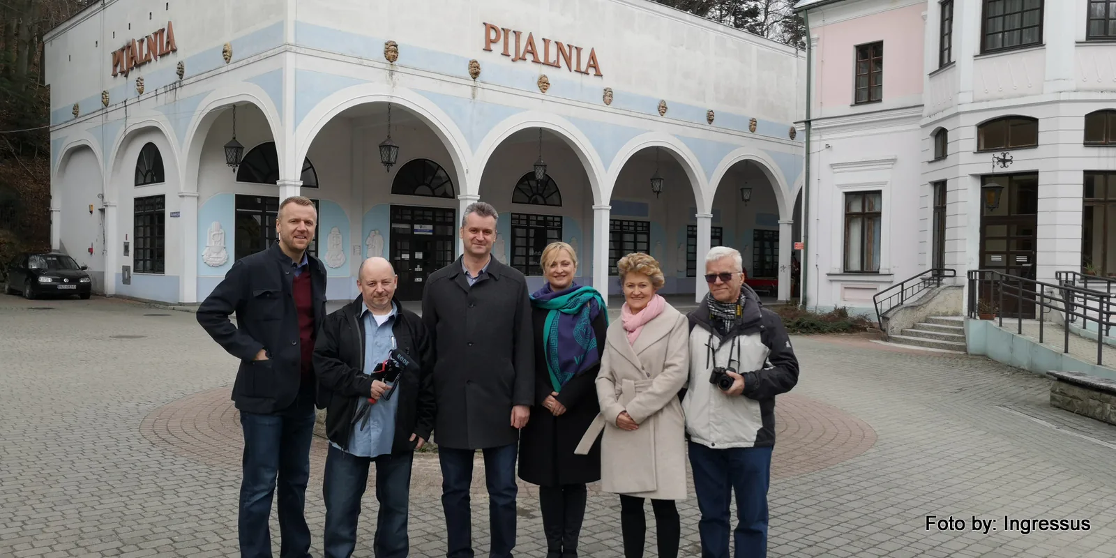 Study tour group standing in front of the arcaded Pijalnia mineral water pump room in a Polish spa town, March 2019